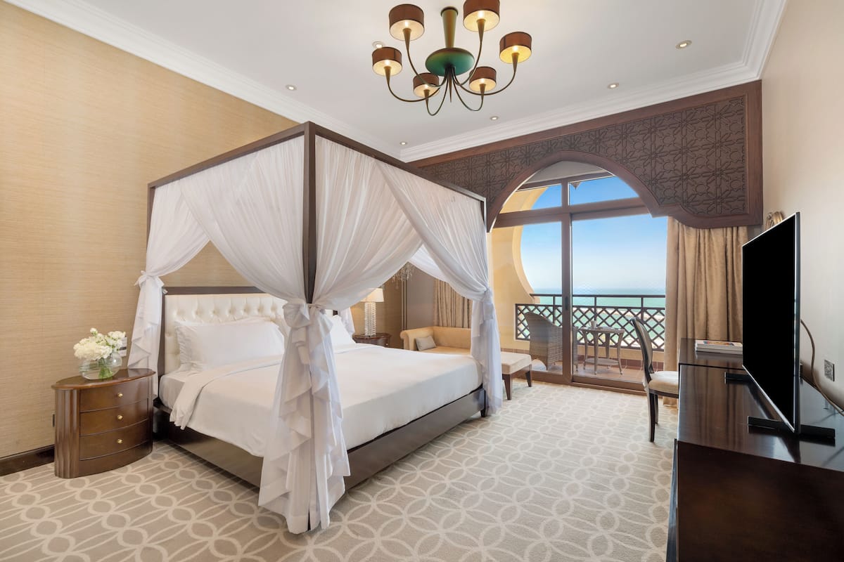 Royal Suite (Royal) | Premium bedding, in-room safe, desk, laptop workspace