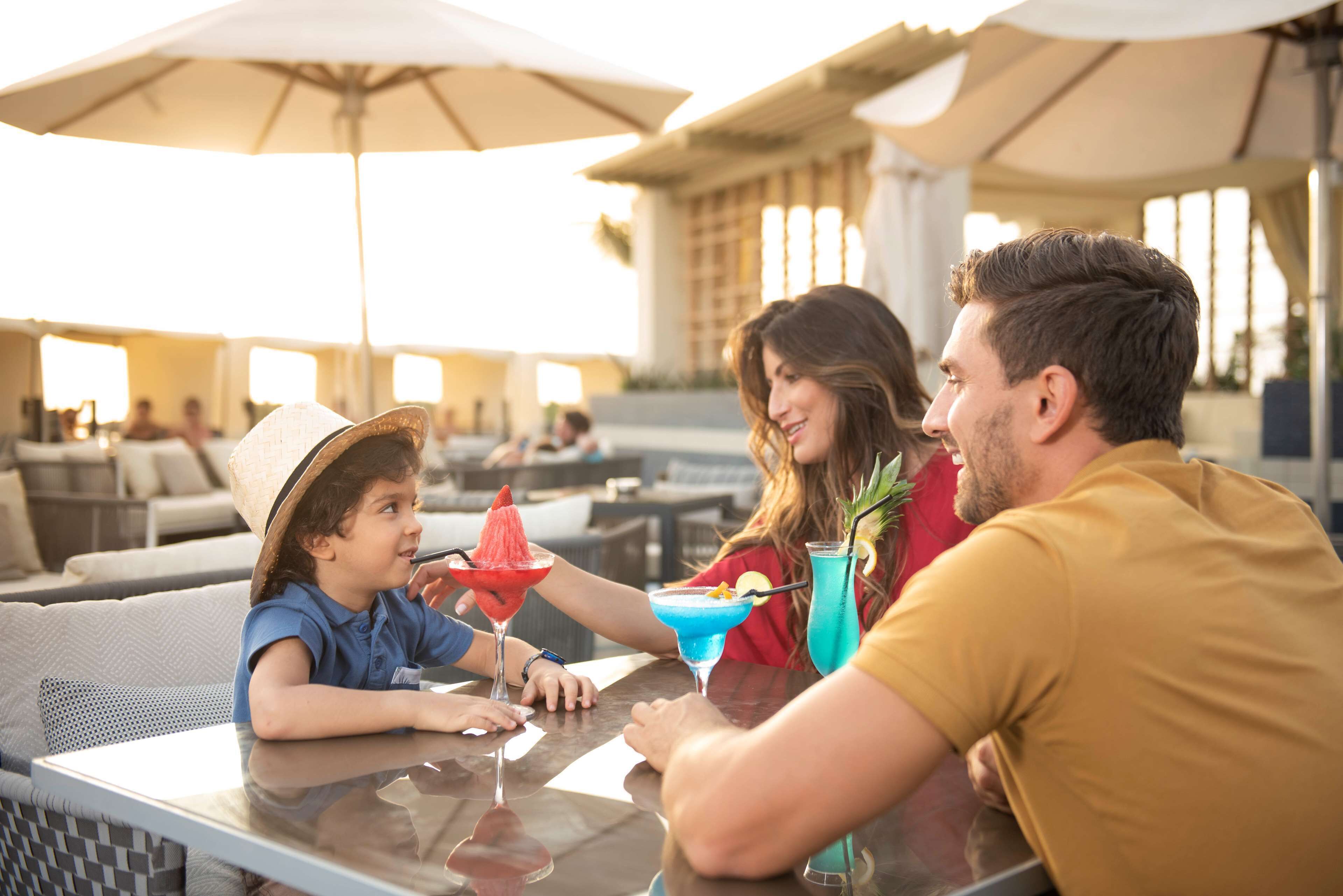 3 ravintolaa, joissa tarjoillaan aamiainen ja lounas; Välimeren keittiö 