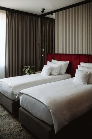 Twin Room Standard | Ropa de cama de alta calidad, colchones viscoelásticos, caja fuerte