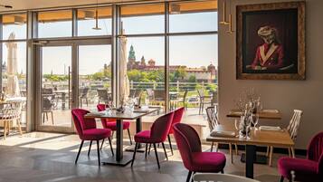 2 restaurants, breakfast served