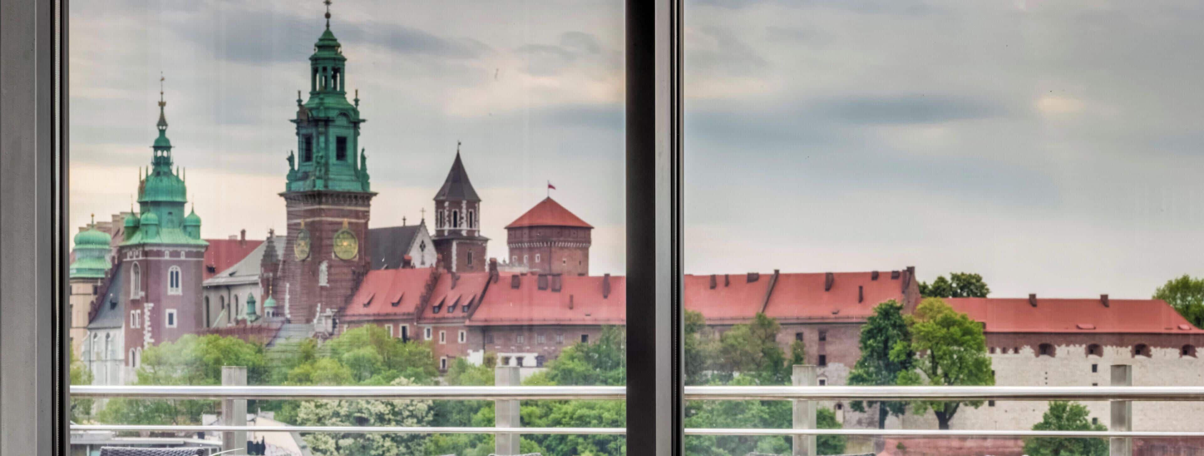 Här finns 2 restauranger som serverar frukost.