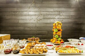 Se ofrece un desayuno continental (60 PLN por persona)