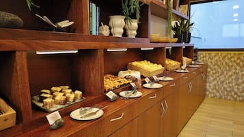 Een buffetopstelling met diverse gerechten en bestek.