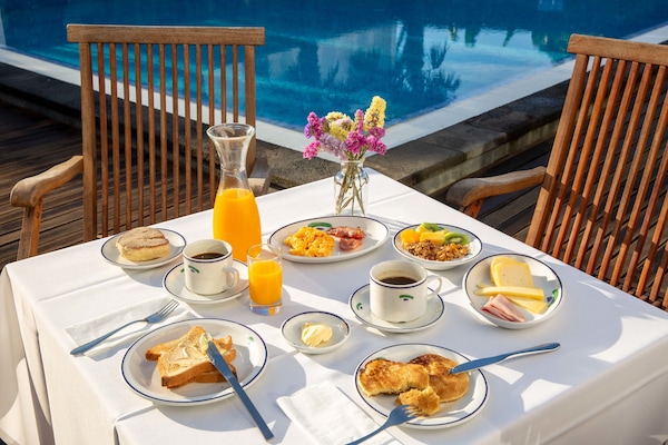Daily continental breakfast (EUR 14 per person)