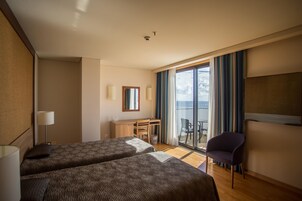 迷你吧、办公桌、笔记本电脑工作区、遮光窗帘