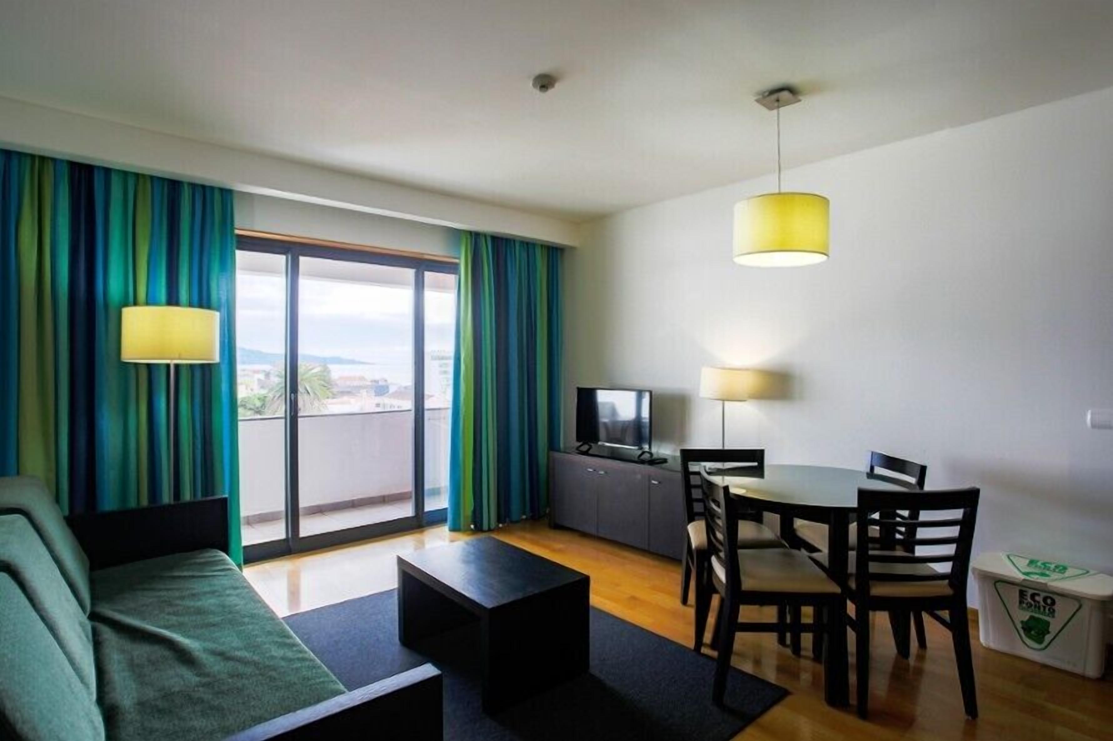 Apartamento standard, 2 quartos | Área de estar | TV, mesa de pingue-pongue, brinquedos