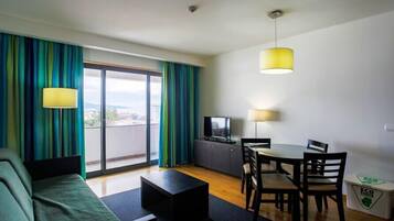 Apartamento standard, 2 quartos | Área de estar | TV, mesa de pingue-pongue, brinquedos