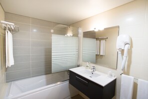 Bathtub, free toiletries, hair dryer, bidet - Antillia Hotel (Ponta Delgada)