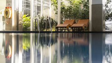 Innenpool, Außenpool, Liegestühle