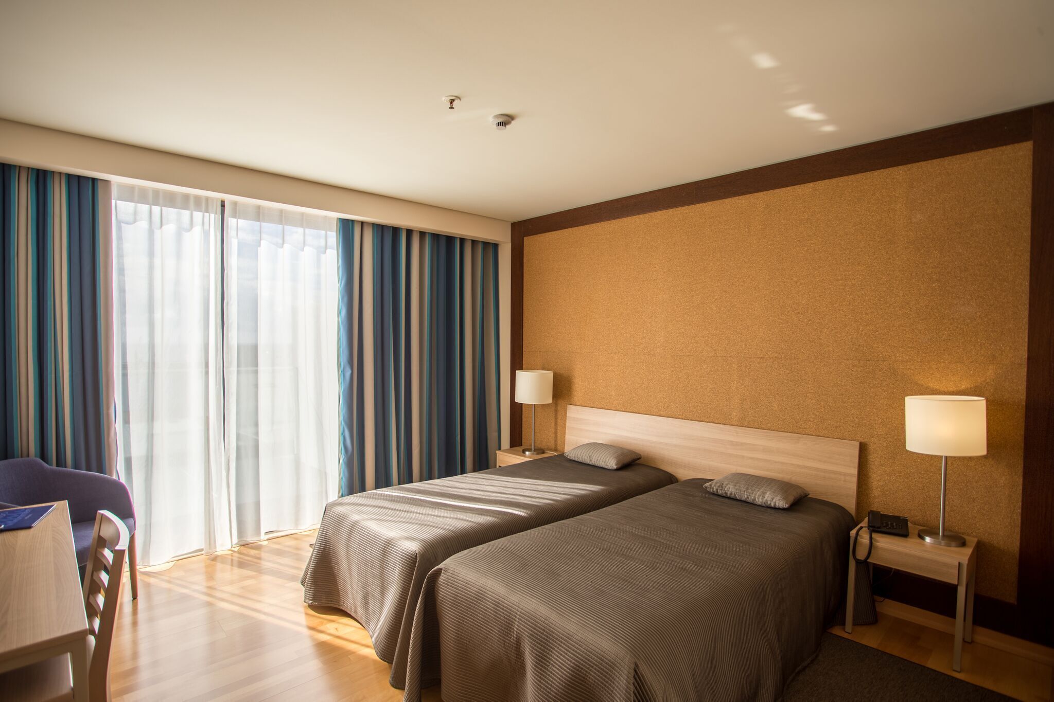 Minibar, caixa forta a l'habitació i escriptori 