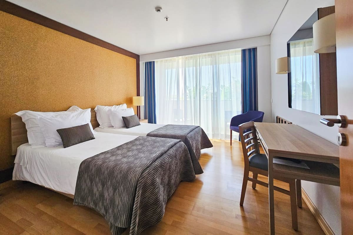 Doppel- oder Zweibettzimmer | Minibar, Zimmersafe, Schreibtisch, laptopgeeigneter Arbeitsplatz