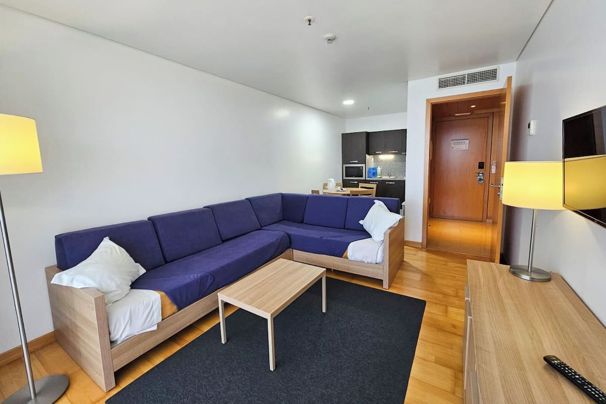 Standard-Apartment, 1 Schlafzimmer | Wohnbereich | Fernseher, Tischtennisplatte, Kinderspielzeug