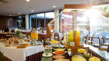 Daily continental breakfast (EUR 14 per person)