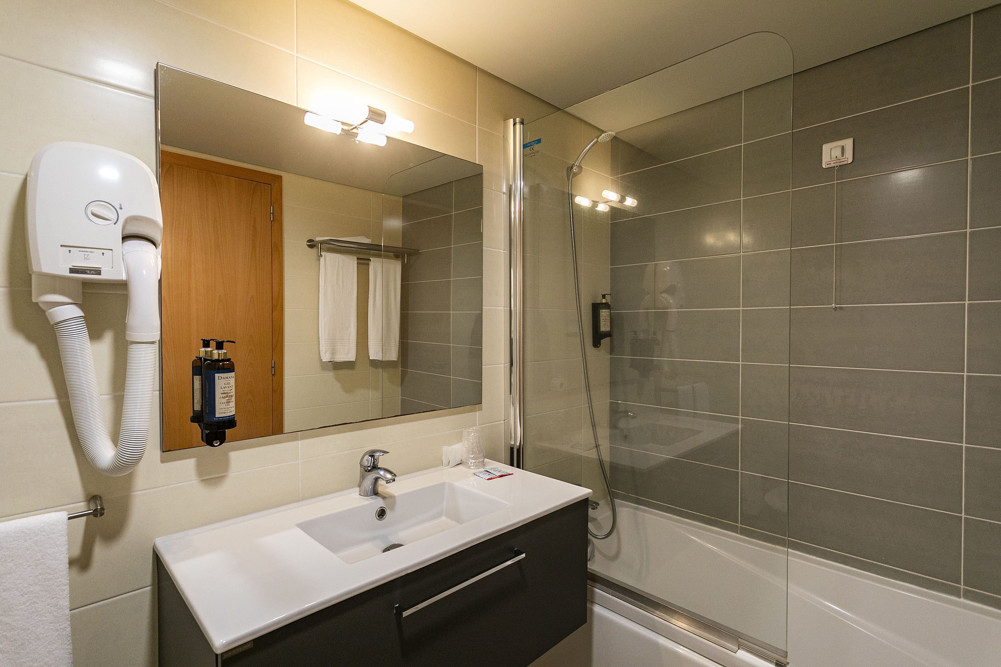 bathtub, free toiletries, hair dryer, bidet