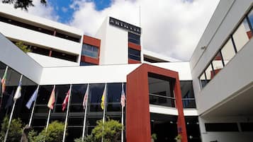 Um edifício moderno com uma placa chamativa que diz 'ANTILLA'.