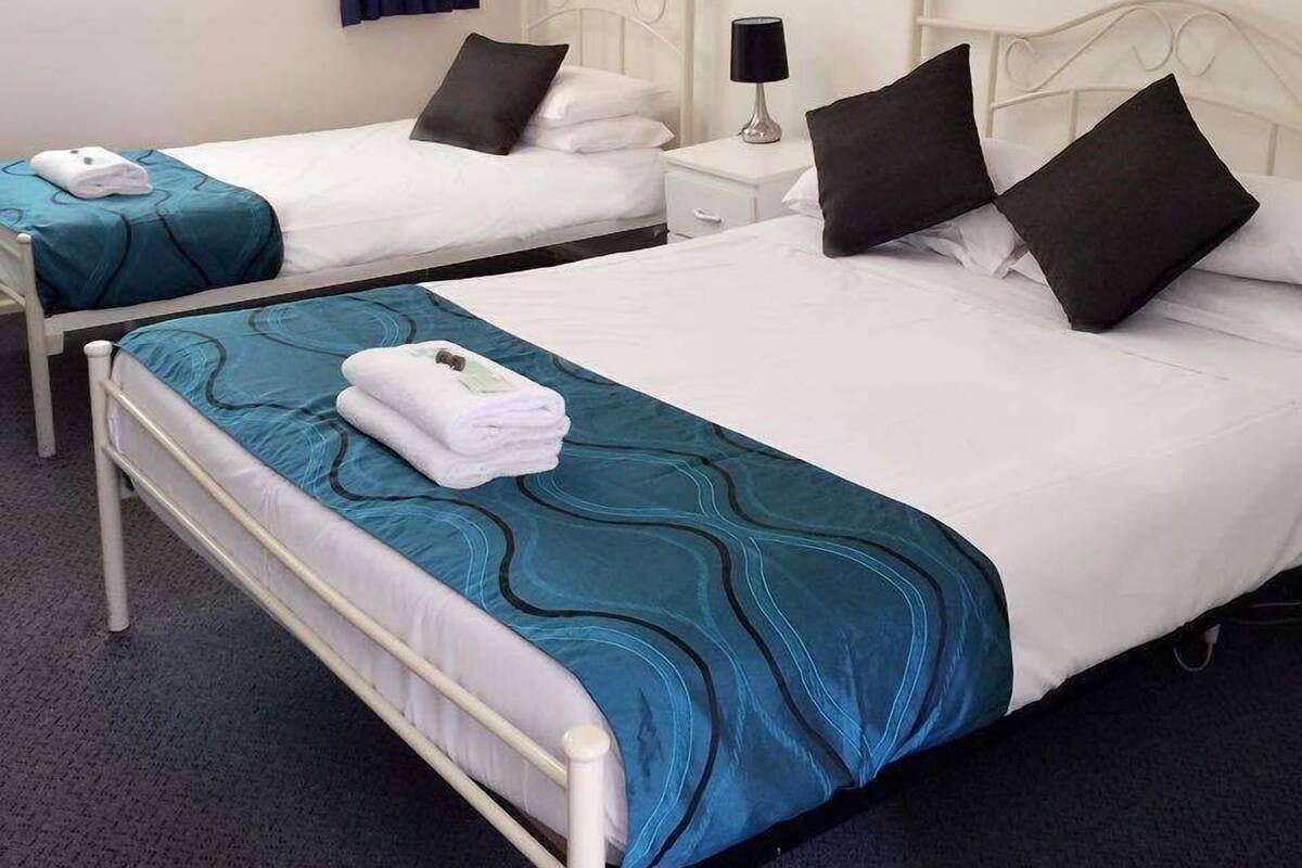 Standard Room: Queen Bed & Single Bed  | Iron/ironing board, cribs (surcharge), WiFi (free), bed sheets