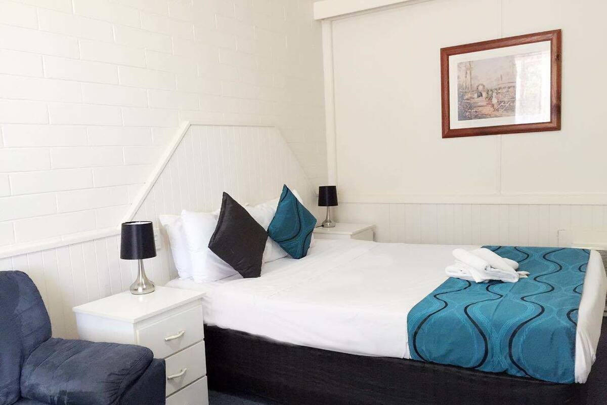 Standard Room: Queen Bed  | Iron/ironing board, cribs (surcharge), WiFi (free), bed sheets