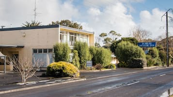 Check-in/check-out kiosk