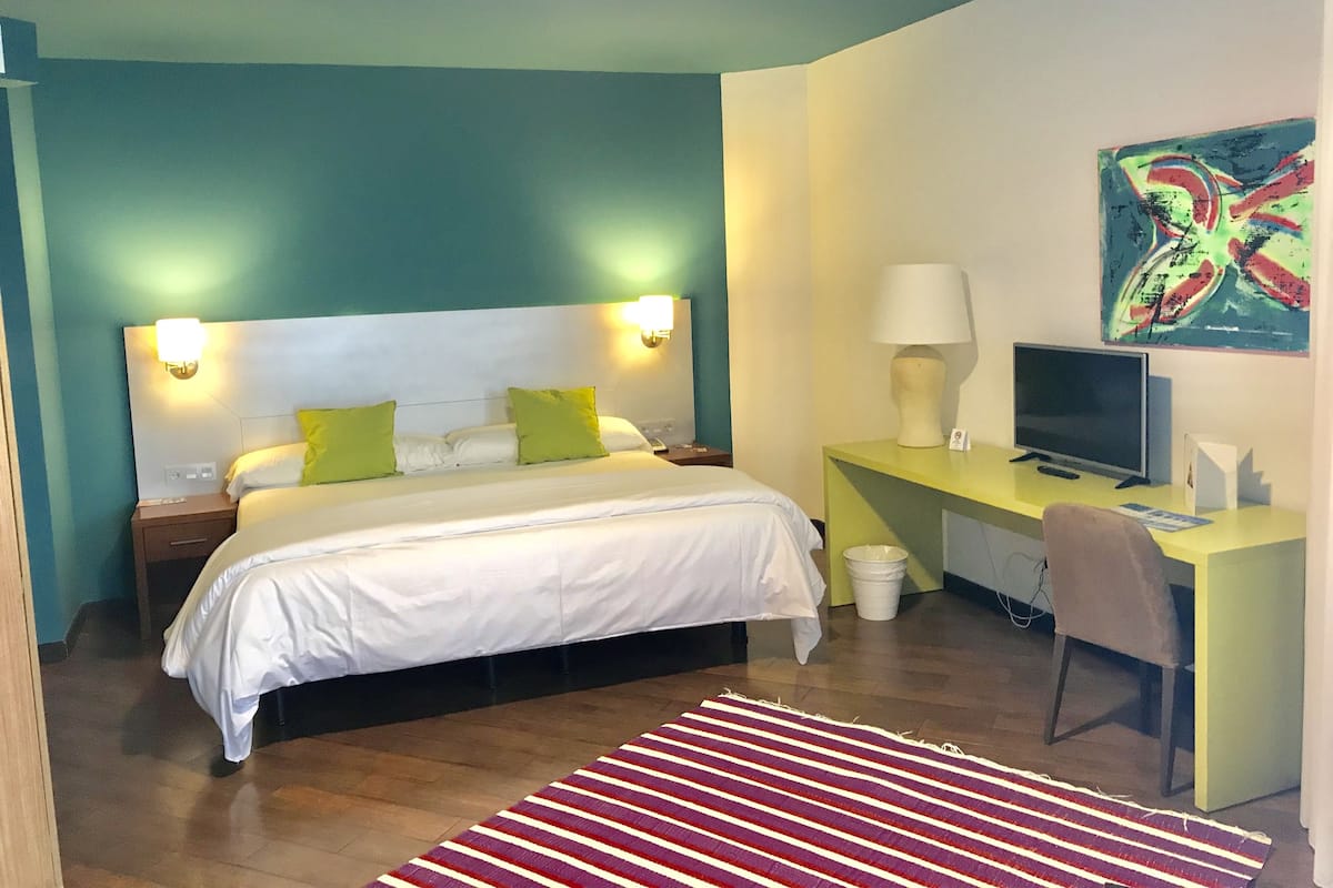 Minibar, coffre-fort, bureau, rideaux d’obscurcissement