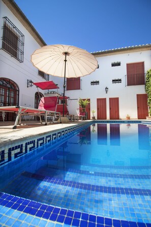 Piscina externa, funciona das 11h às 14h30, guarda-sóis
