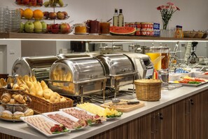 Café da manhã com buffet grátis todos os dias