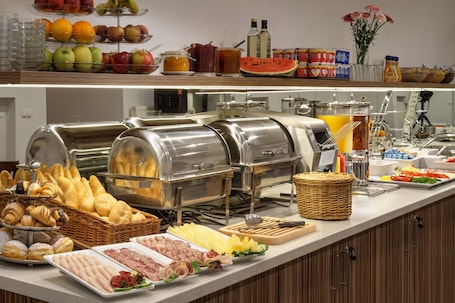 Desayuno buffet incluido todos los días . Hotel Taurus