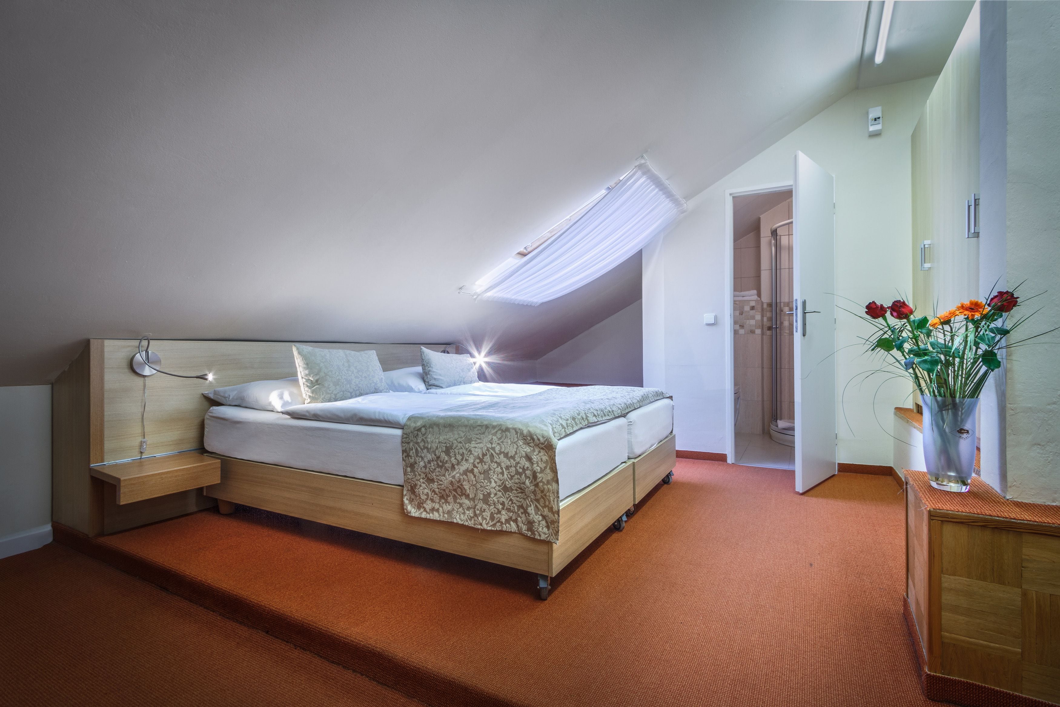 Ein Schlafzimmer mit Bett, Nachttisch und Beistelltisch.