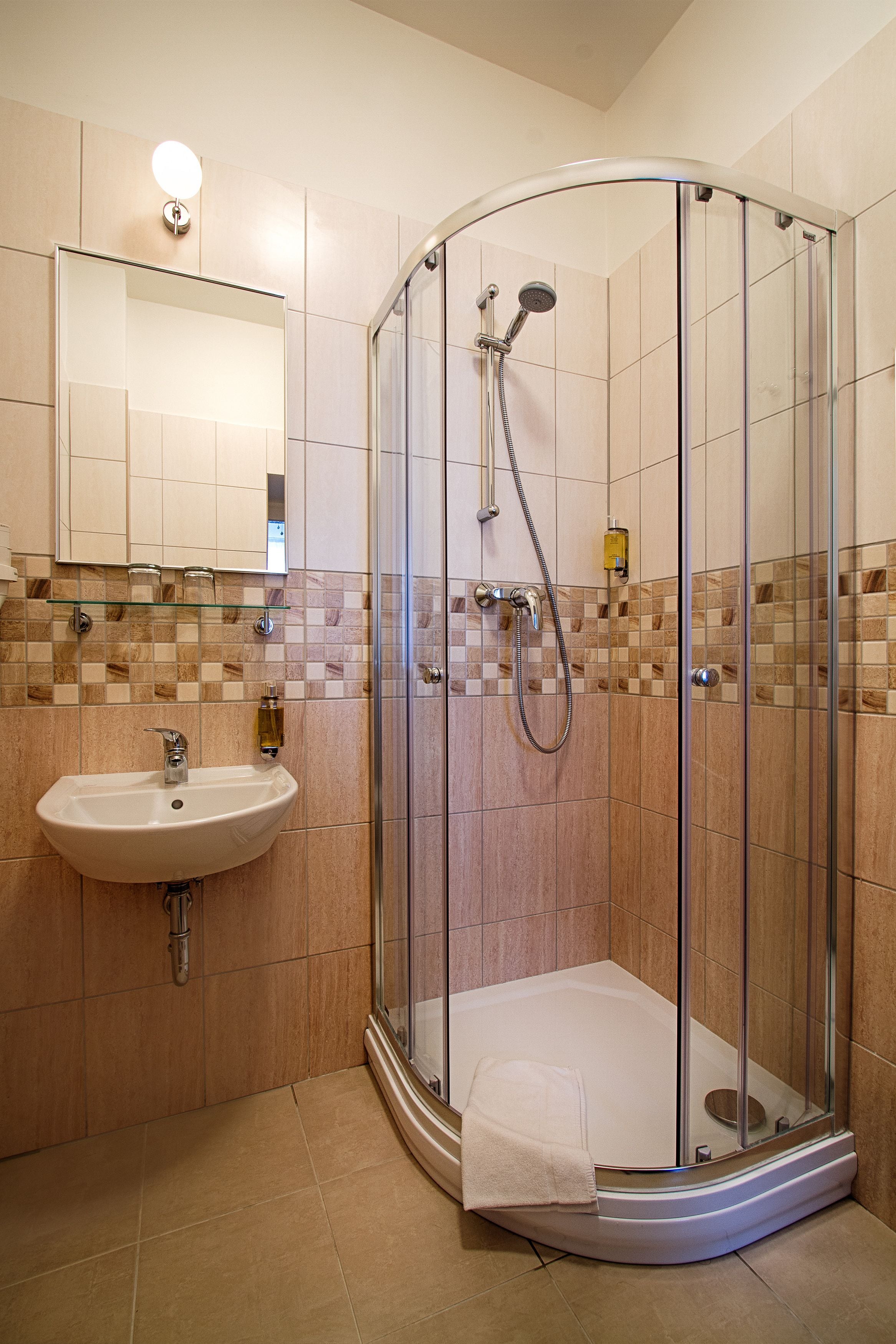 Economy Single Room (Attic) | Bathroom | Shower, designer toiletries, hair dryer, towels