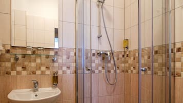 Chambre Simple Économique (Attic) | Salle de bain | Douche, articles de toilette de luxe, sèche-cheveux, serviettes fournies