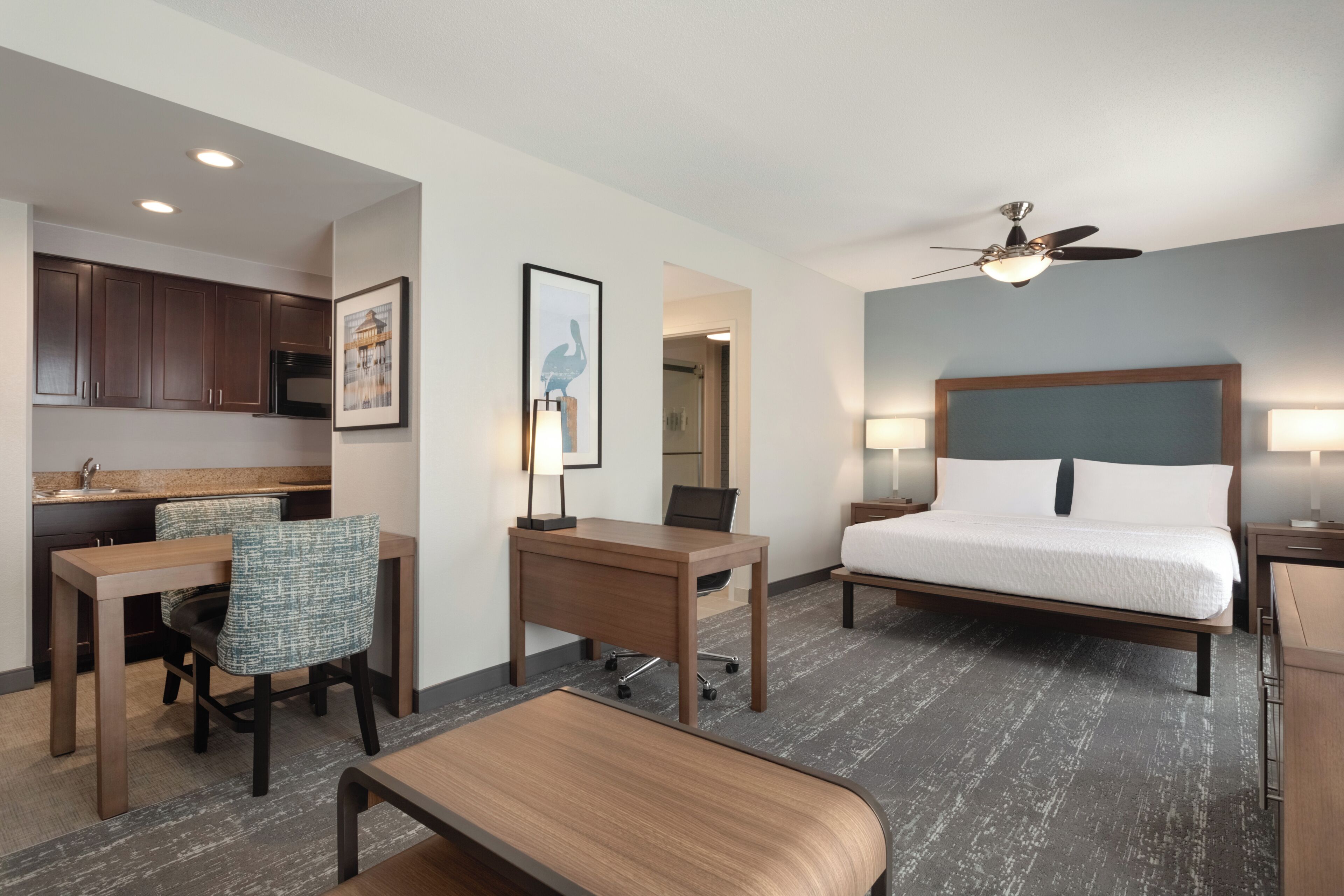 Studiosvit - 1 kingsize-säng | Sängtillbehör av högsta kvalitet, bäddmadrasser och skrivbord