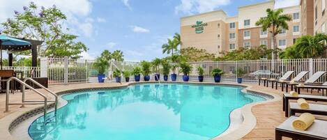 Utomhuspool och solstolar