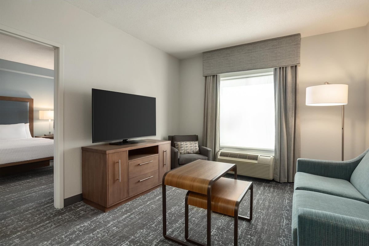 Televisión de pantalla plana de 37 pulgadas con canales por cable