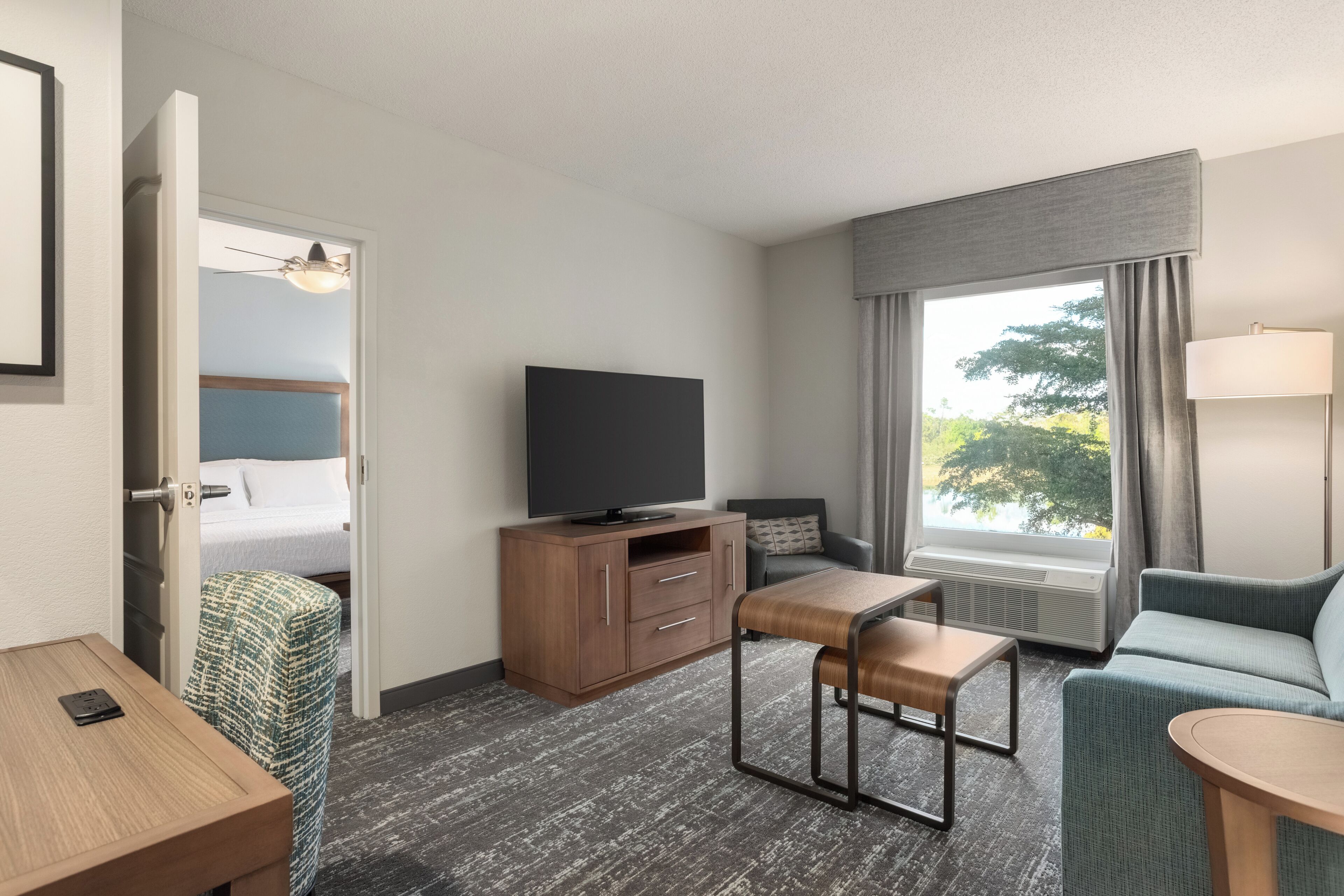 37-tums platt-tv med kabelkanaler, tv och dvd-spelare