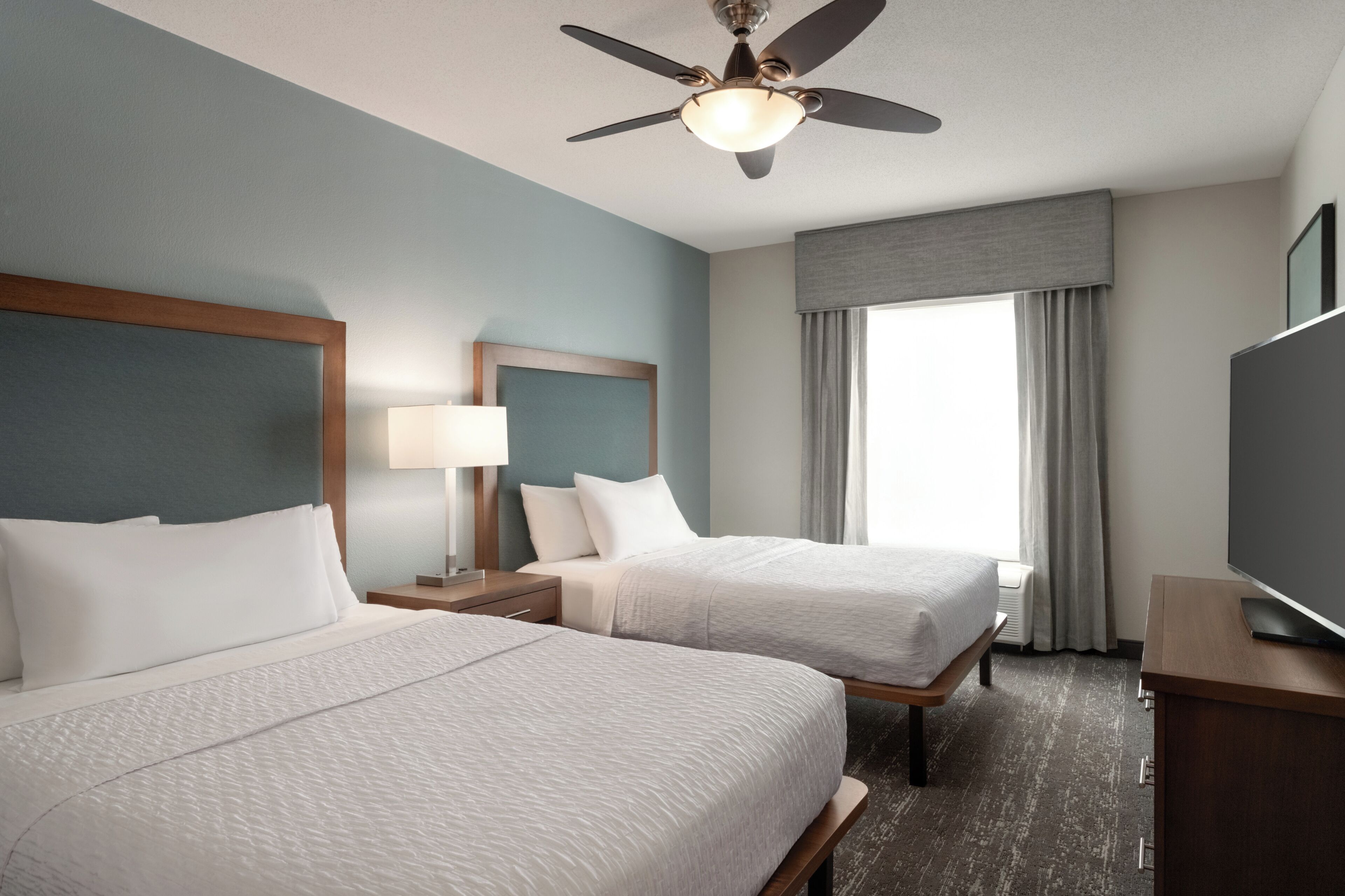 Sängtillbehör av högsta kvalitet, bäddmadrasser och skrivbord