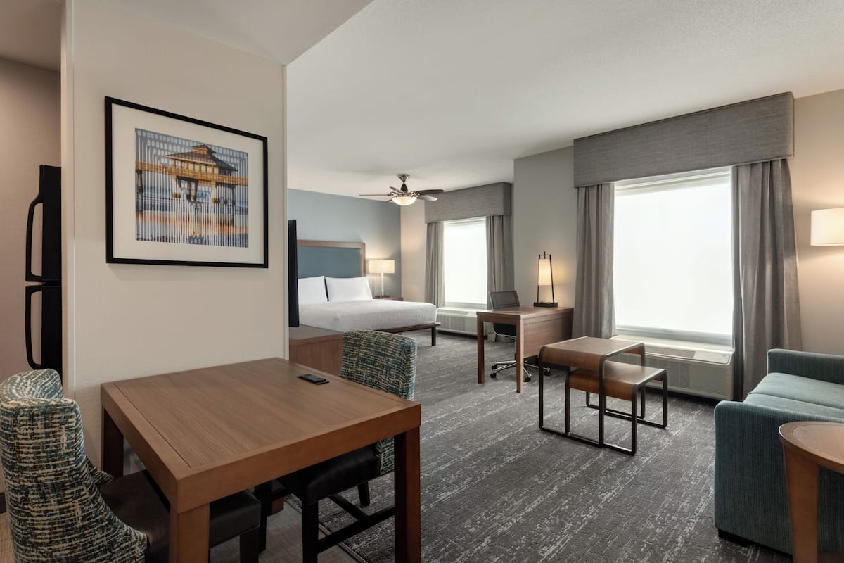 37-tums platt-tv med kabelkanaler, tv och dvd-spelare