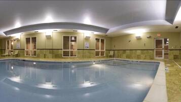 Una piscina cubierta