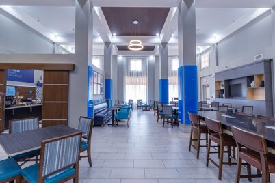 Holiday Inn Express Hotel & Suites Crestview by IHG