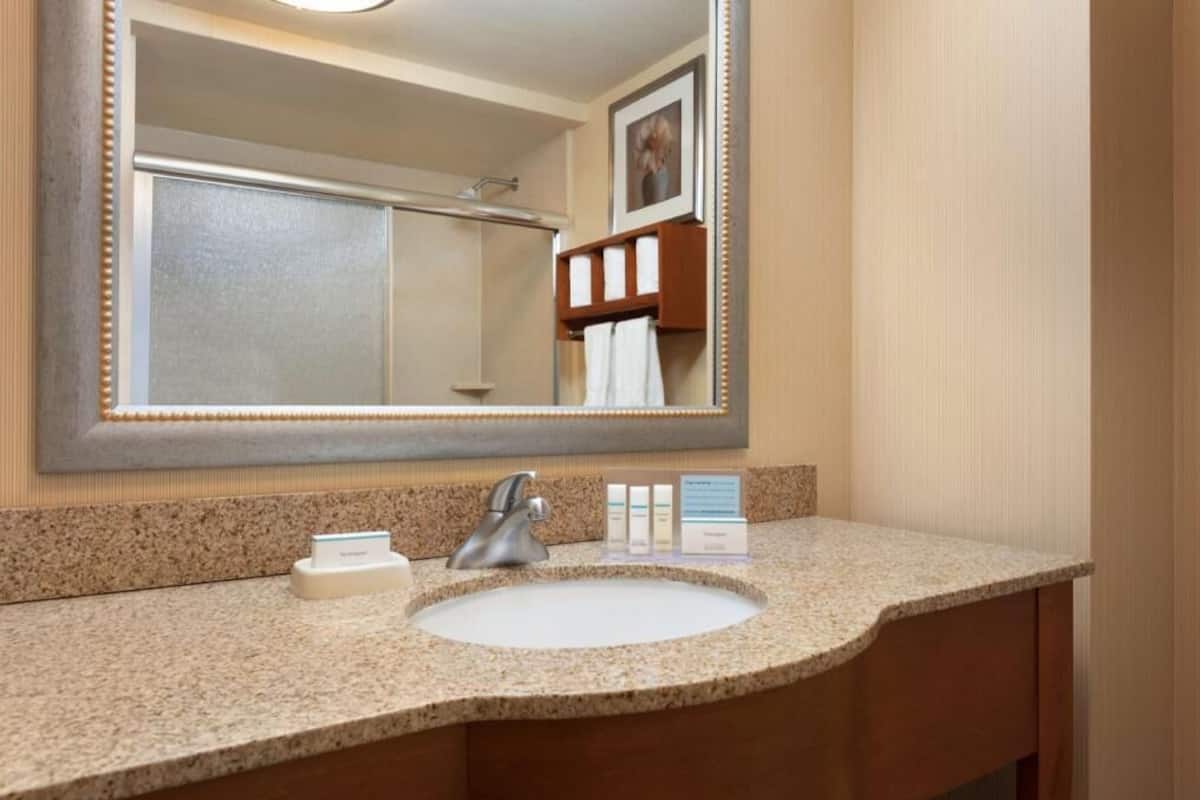 Baño | Amenidades de baño gratuitas, secadora de cabello, toallas