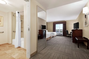 Habitación, 1 cama King size, con acceso para personas discapacitadas, para no fumadores | Baño | Amenidades de baño gratuitas, secadora de cabello, toallas