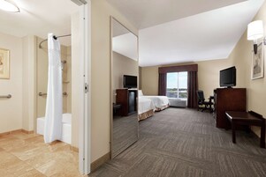 Habitación, 1 cama de matrimonio grande, accesible para personas con discapacidad, no fumadores | Baño | Artículos de higiene personal gratuitos, secador de pelo y toallas