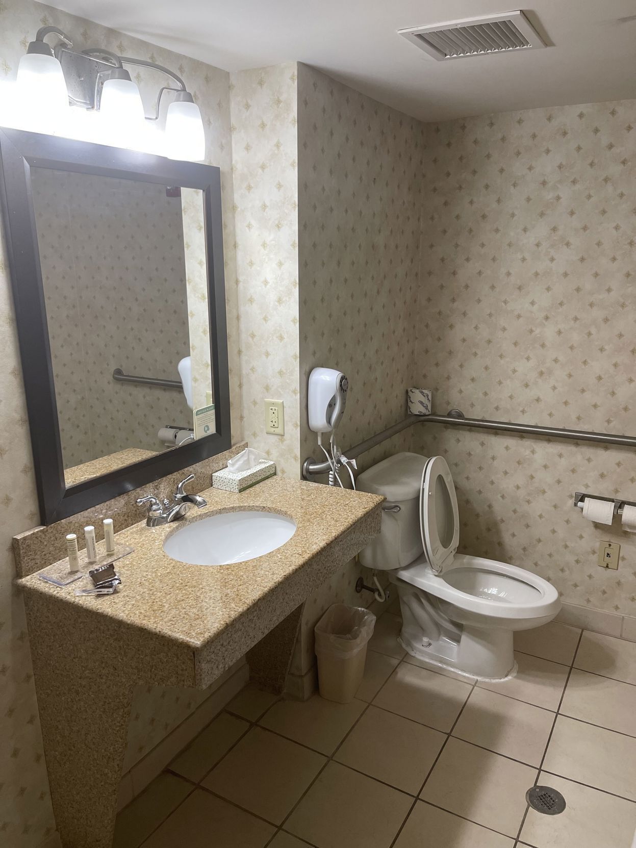 Baño | Tina con regadera, secadora de cabello, toallas 