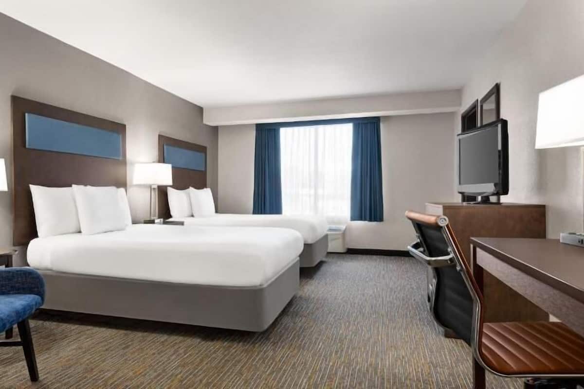 Escritorio, cunas gratuitas, camas extra y ropa de cama