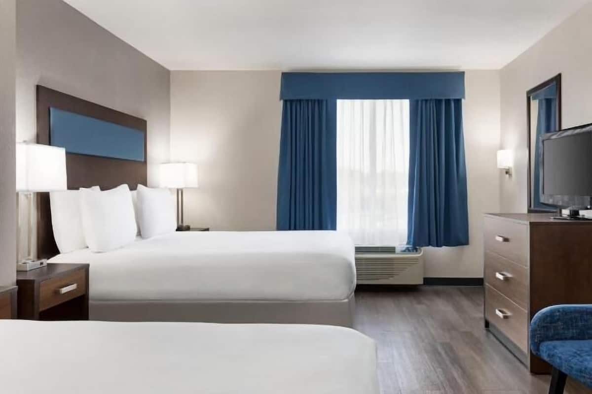 Escritorio, cunas gratuitas, camas extra y ropa de cama