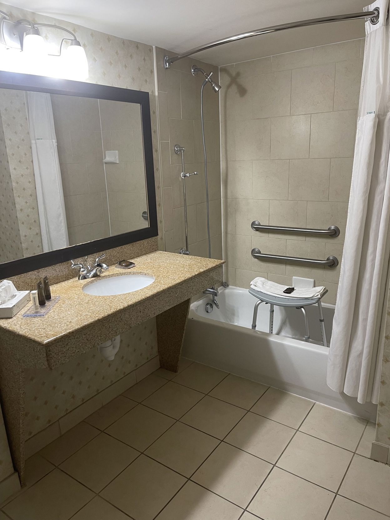Baño | Tina con regadera, secadora de cabello, toallas 