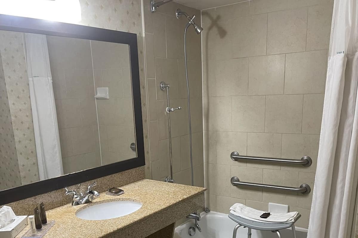 Baño | Tina con regadera, secadora de cabello, toallas