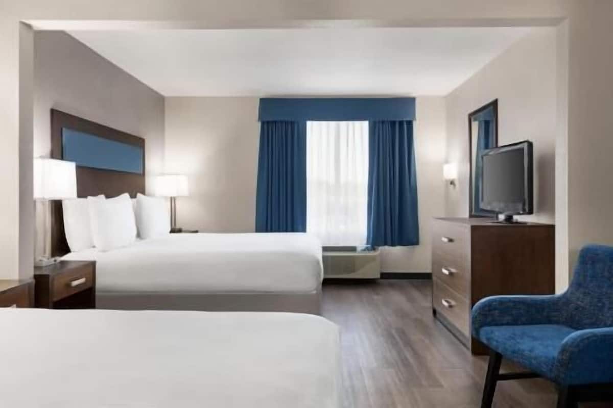 Escritorio, cunas gratuitas, camas extra y ropa de cama