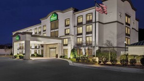 Un hotel con una entrada amplia, una bandera y un cartel que indica que es un hotel Wyndham.