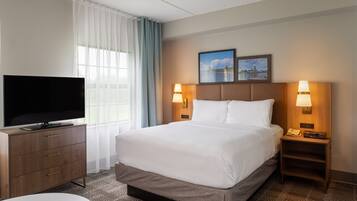 Schreibtisch, Verdunkelungsvorhänge, Bügeleisen/Bügelbrett