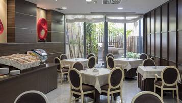 Desayuno buffet todos los días (con cargo)