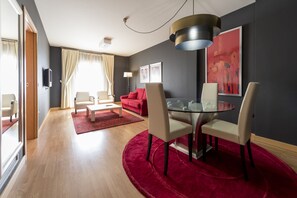 Minibar, safe på rommet, skrivebord og blendingsgardiner